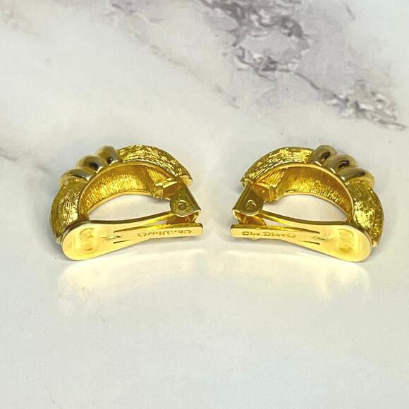 Christian Dior Vintage Gold-Tone Clip-On Earrings – Lion Paw Design - Picture 4 of 7